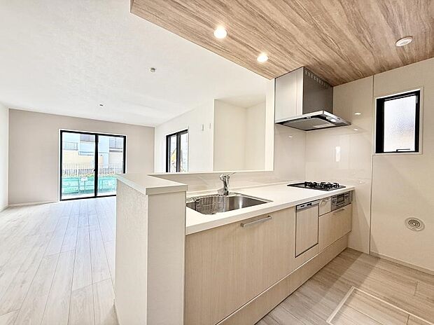 小窓があるので、明るさと開放感たっぷりなキッチン！  