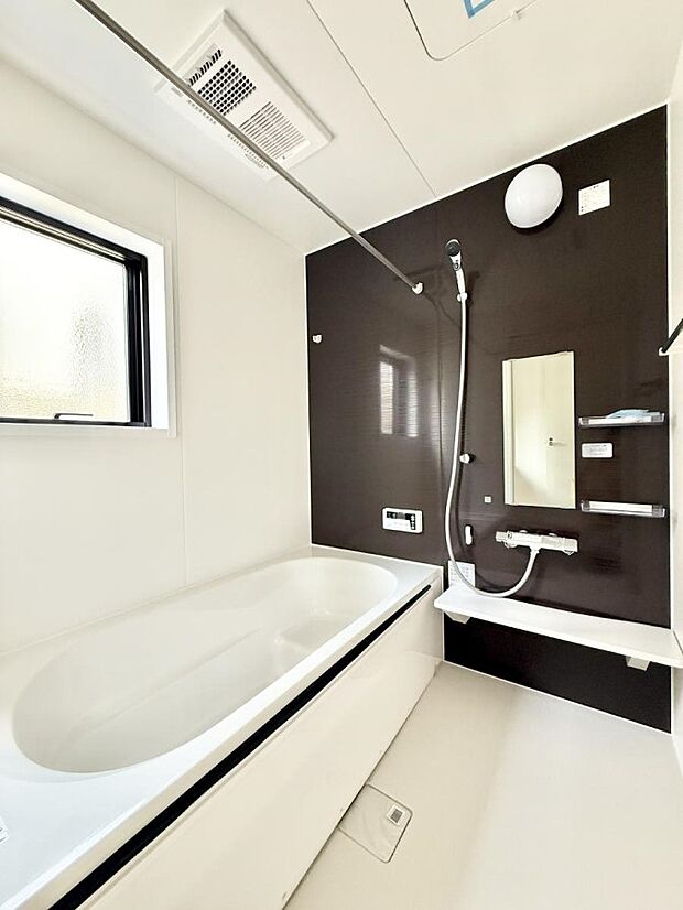 落ち着いた色合いの壁面、ゆっくり、ゆったり寛げるバスルーム。  