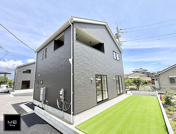 1号棟 ■落ち着いたお洒落な外観(芝生はイメージです) (芝生はイメージです)