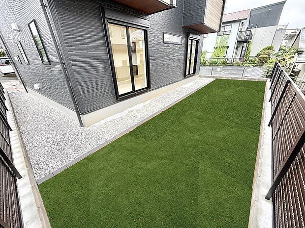 1号棟  ■心にゆとりをもたらす、自然を感じられる住環境が魅力です（芝生はイメージです）