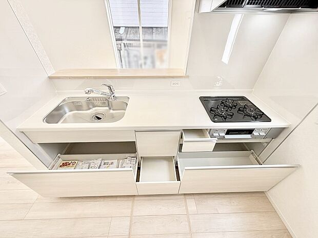 【キッチン】■収納力たっぷりの床下収納付きキッチンです  