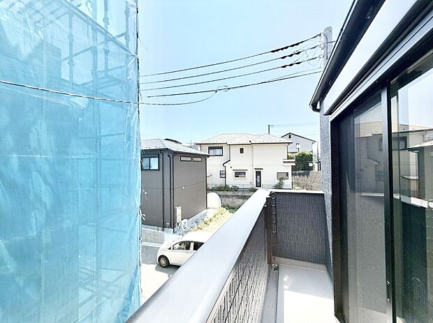 【バルコニー】■ 季節の移ろいを感じられる開放的な空間です