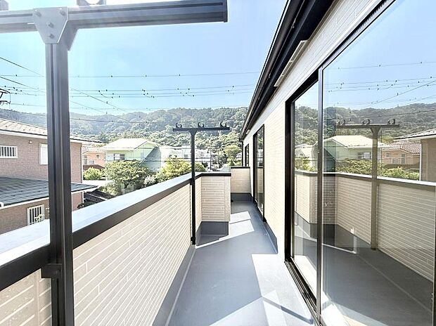 【バルコニー】■ 季節の移ろいを感じられる開放的な空間です