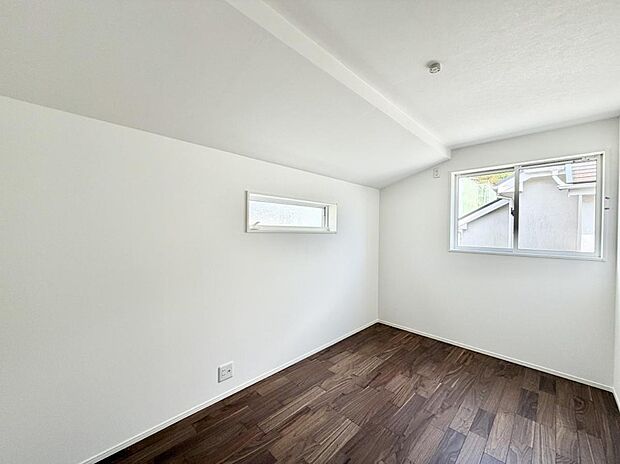 【寝室】■シンプルな空間で、収納付きベッドやデスクなど、多機能な家具を活用しやすいです