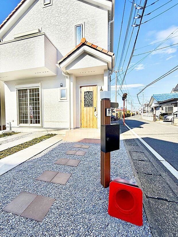 【玄関】■ 心地よい暮らしへとつながる、温かい玄関