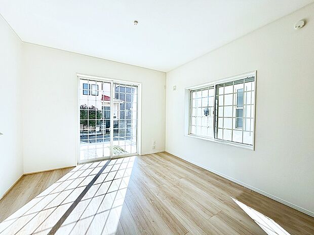 【リビング】■リビングにカウンターが付いているためスタディースペースとして使え、お子さんの勉強を見守ることができます。