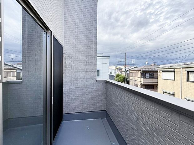 【バルコニー】■ 季節の移ろいを感じられる開放的な空間です