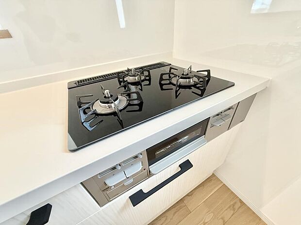 【3口ガスコンロ】■３口コンロのシステムキッチンで料理の手順もスムーズに