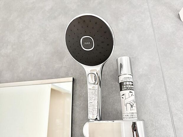 【止水シャワーヘッド】■わざわざシャワー水栓のレバーまで手を伸ばす必要がなく、簡単に止水できる