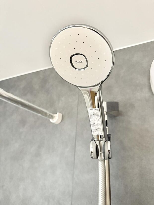 【止水シャワーヘッド】■手元で簡単に止水できるため、水の無駄遣いを減らすことができます。