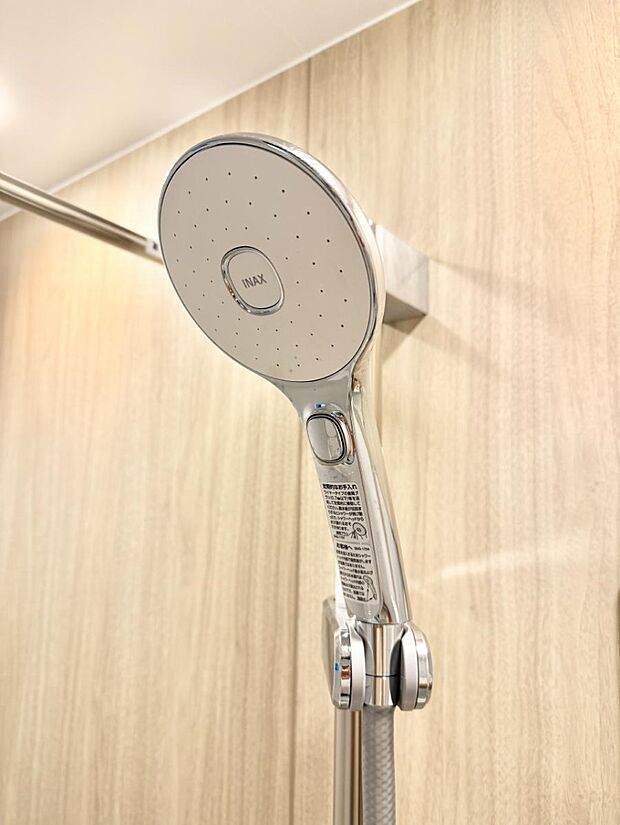 【止水シャワーヘッド】■手元で簡単に止水できるため、水の無駄遣いを減らすことができます。