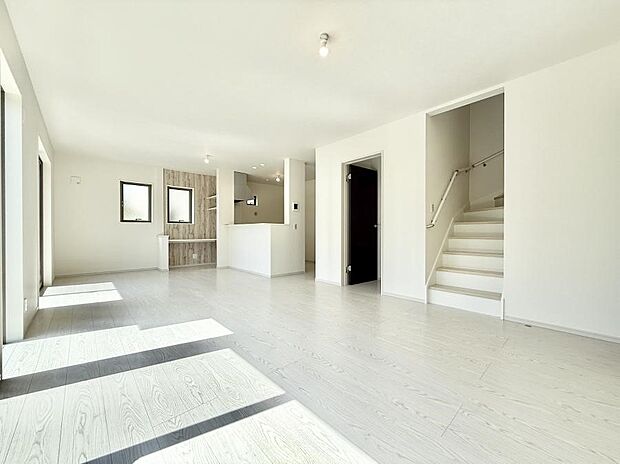 【リビング】■光と風を感じる、リラックスできる空間