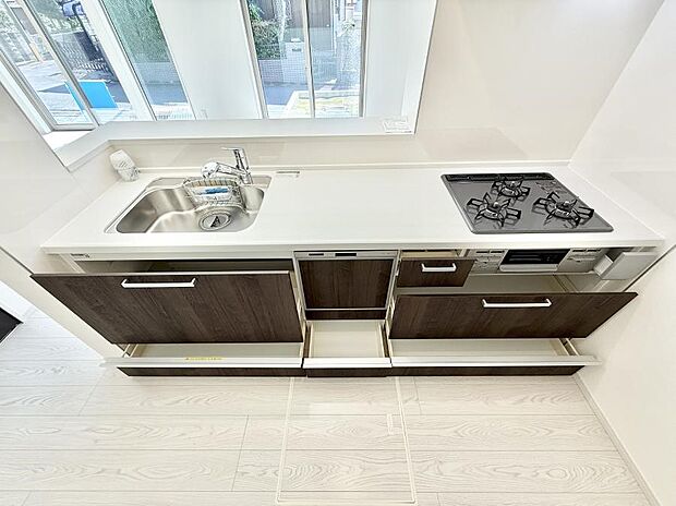 【ダイニングキッチン】■収納力豊富なシステムキッチンです！  