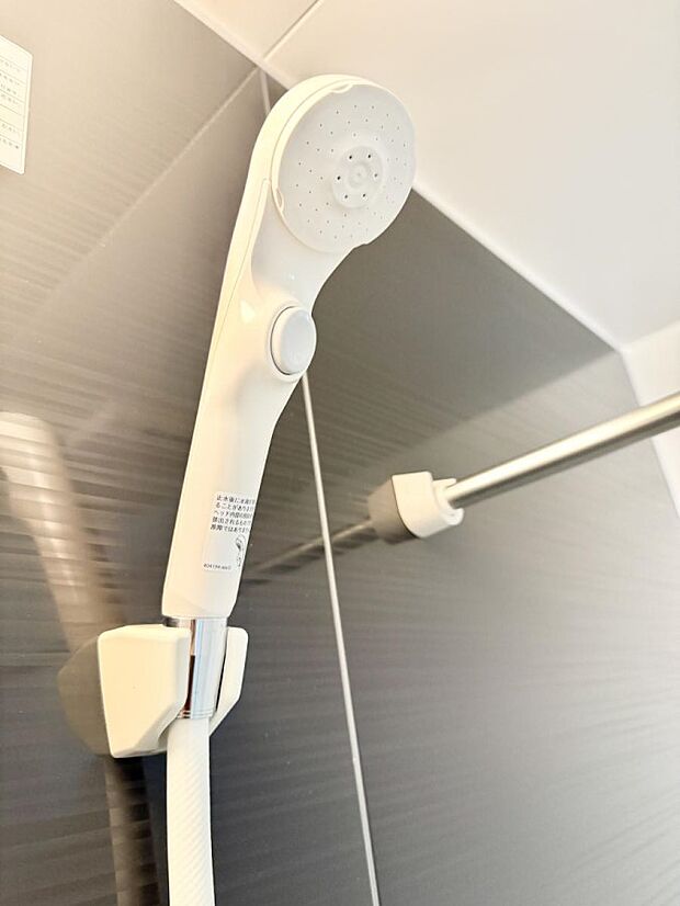 【止水シャワーヘッド】■わざわざシャワー水栓のレバーまで手を伸ばす必要がなく、簡単に止水できる