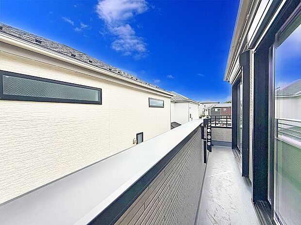 【バルコニー】■ 心地よい風と光を感じる、くつろぎのバルコニー