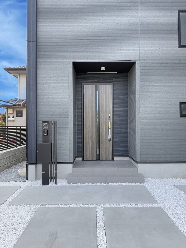 【玄関】■ シンプルで美しく、住まいの第一印象を彩る玄関です