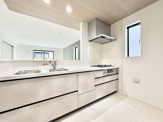 【ダイニングキッチン】■会話が深まる対面キッチン！家族との会話がはずみます！  