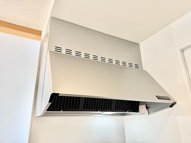 【レンジフード】■調理時の蒸気や匂いが換気扇に誘導され、効率的に排煙ができます。