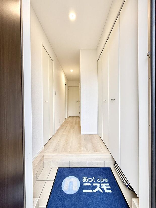 【玄関】■ シンプルで美しく、快適な暮らしの入り口