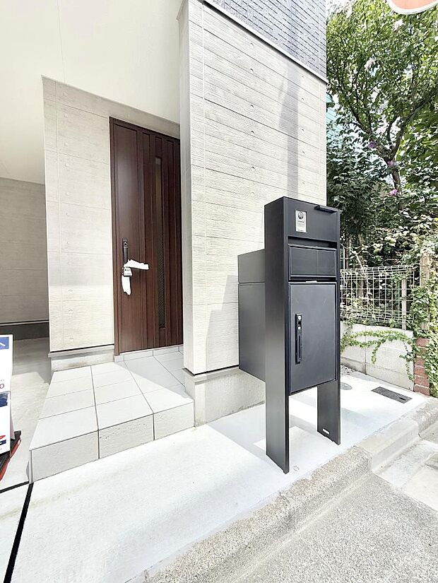 【玄関】■ シンプルで美しく、住まいの第一印象を彩る玄関です