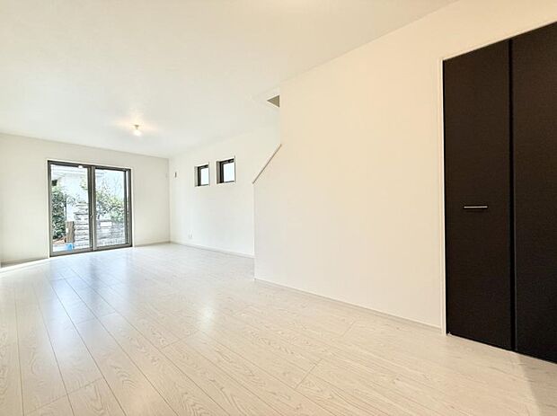 【リビングダイニング】■陽ざしが射し込む明るいLDKは家族でのんびり寛げます  