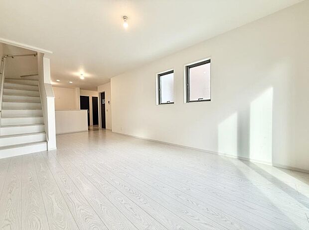 【リビング】■リビングイン階段は、家族の会話、一体感を感じられる空間です。  