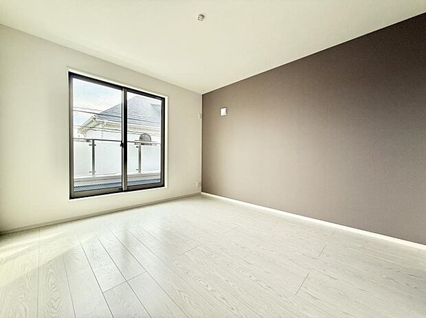 【洋室】大きな窓は開放感があり、明るさ通風バッチリです  