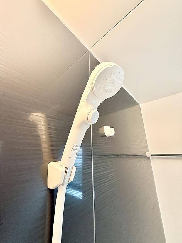 【止水シャワーヘッド】■手元で簡単に止水できるため、水の無駄遣いを減らすことができます。  