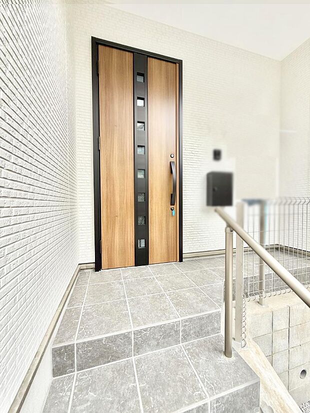 【玄関】■ シンプルで美しく、住まいの第一印象を彩る玄関です