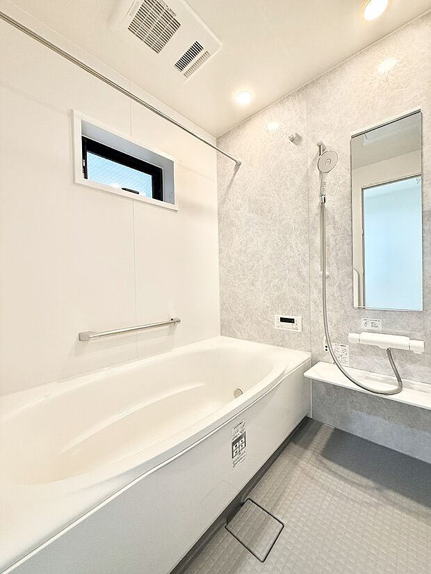 【浴室】■落ち着いた色合いの壁面、ゆっくり寛げるバスルーム