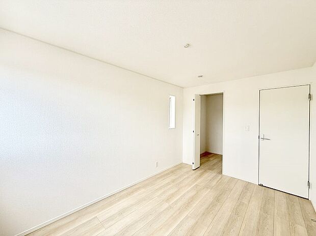 【寝室】■シンプルな空間で、収納付きベッドやデスクなど、多機能な家具を活用しやすいです