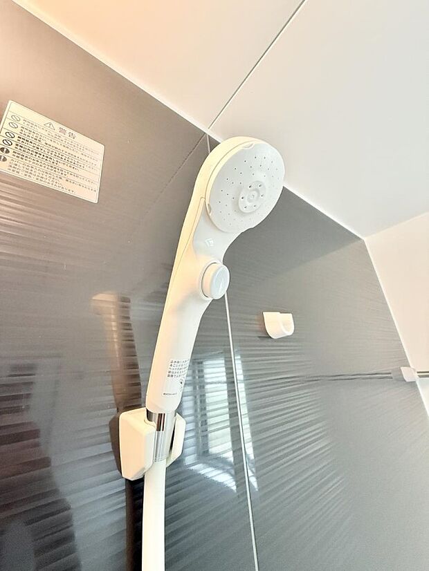 【止水シャワーヘッド】■手元で簡単に止水できるため、水の無駄遣いを減らすことができます。