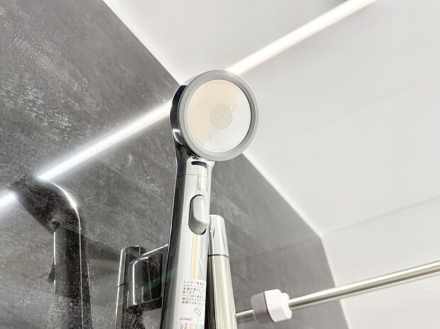 【止水シャワーヘッド】■手元で簡単に止水できるため、水の無駄遣いを減らすことができます。