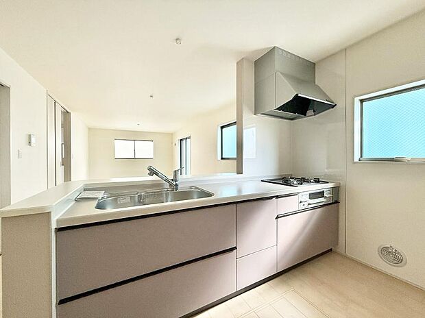 【ダイニングキッチン】■小窓があるので、明るさと開放感たっぷりなキッチン!