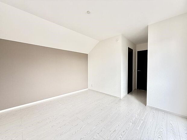 【寝室】広いクローゼット、収納は多い方が嬉しいですね！