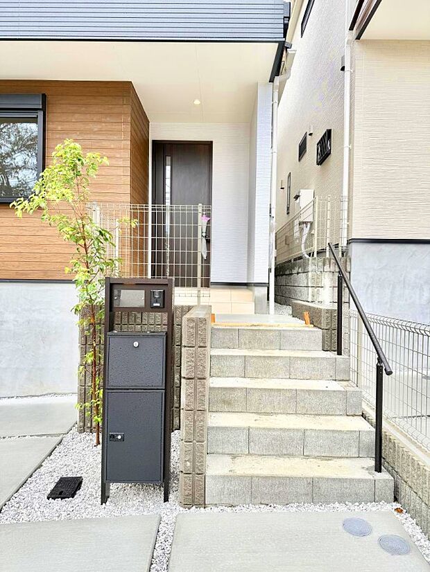 【玄関】■ シンプルで美しく、住まいの第一印象を彩る玄関です