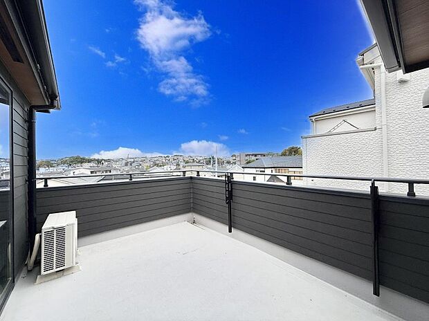 【バルコニー】■ 朝のコーヒーや夜の星空を楽しむ、癒しの場所