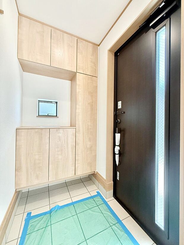 【玄関】■ 家族やゲストをやさしく迎える、心地よい空間