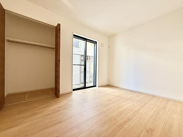 【洋室】■大きな窓は開放感があり、明るさ通風バッチリです