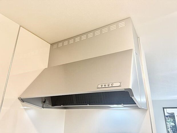 【レンジフード】■調理時の蒸気や匂いが換気扇に誘導され、効率的に排煙ができます。