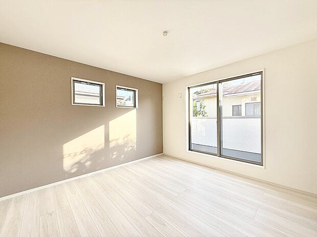 【リビング以外の居室】■シックなアクセントクロスが映えますね  