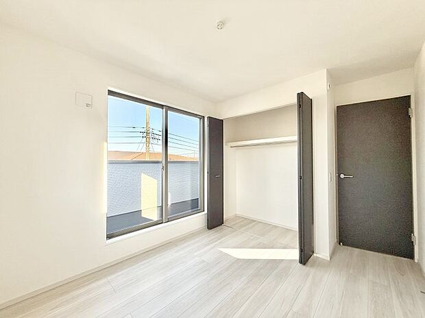 【洋室】■大きな窓は開放感があり、明るさ通風バッチリです