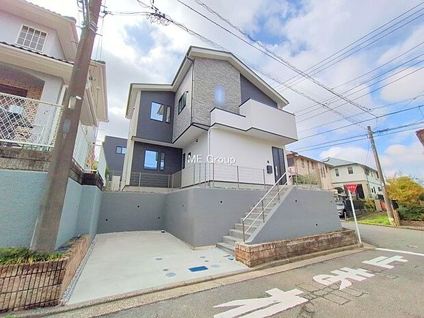 【現地外観写真】■暮らしを彩る充実した設備仕様が備わった住まい