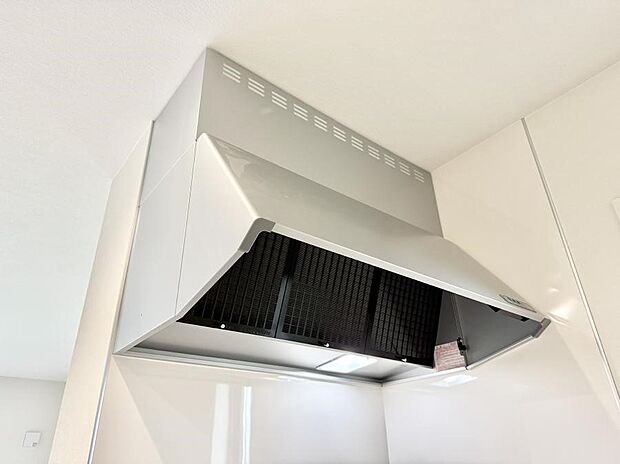 【レンジフード】■調理時の蒸気や匂いが換気扇に誘導され、効率的に排煙ができます。