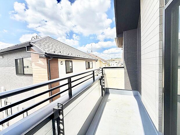 【バルコニー】■ 季節の移ろいを感じられる開放的な空間です