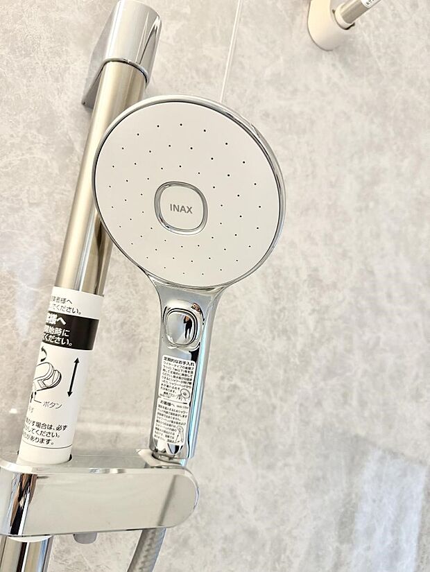 【止水シャワーヘッド】■手元で簡単に止水できるため、水の無駄遣いを減らすことができます。