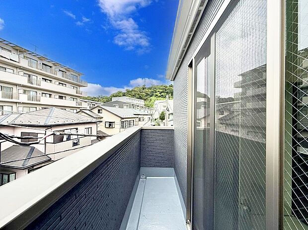 【バルコニー】■ 心地よい風と光を感じる、くつろぎのバルコニー