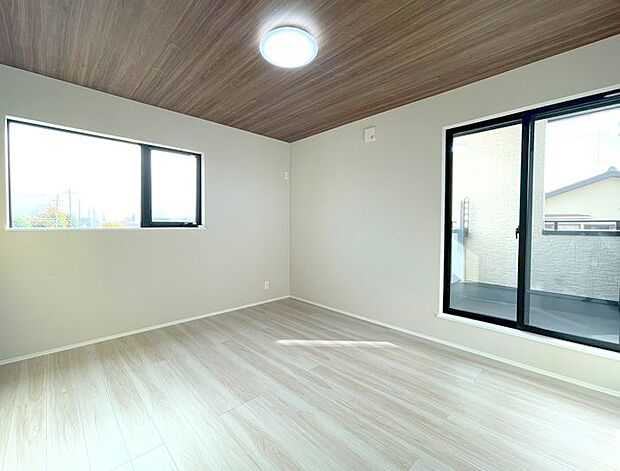 【リビング以外の居室】大きな窓は開放感があり、明るさ通風バッチリです  