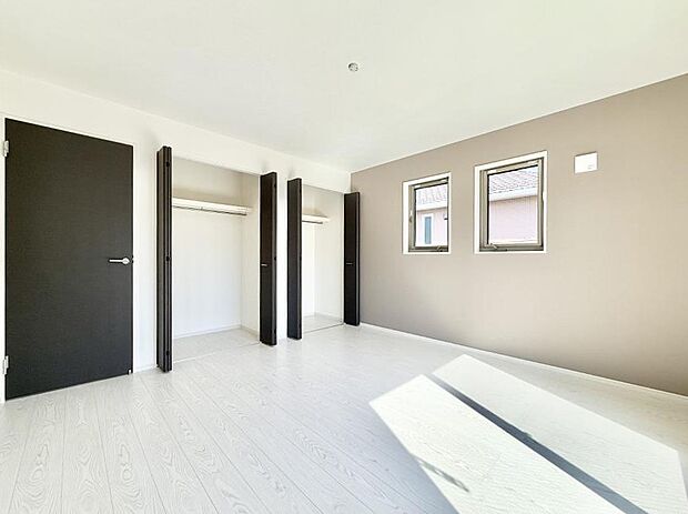 【寝室】■窓の配置や通気性の良い設計で部屋の空気がこもらず、常に新鮮な空気が流れます