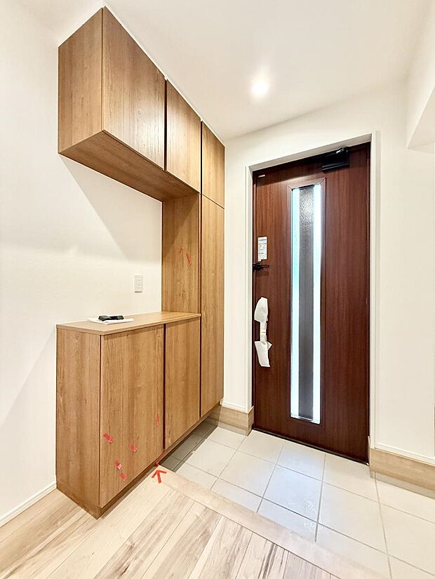 【玄関】■ 毎日を気持ちよく迎える、明るく温もりのある玄関